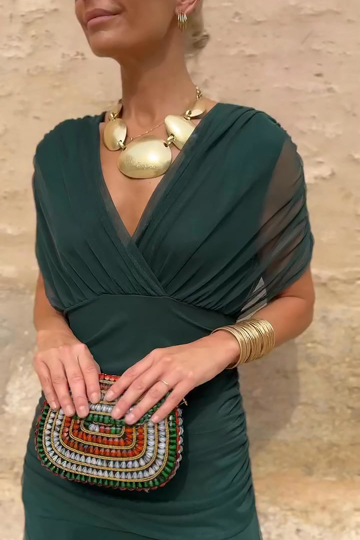 שמלת קיץ מחמיאה עם כתפיים חשופות